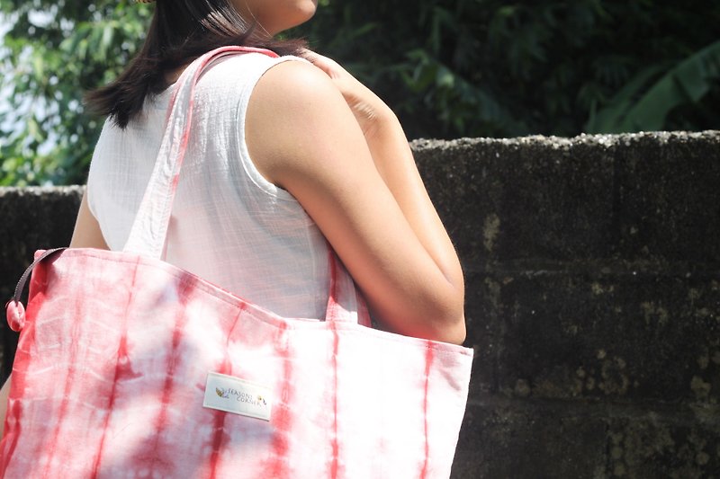 ~ Vegetable dyes red and white line hand-dyed hand-made shoulder bag big bag shopping bag shopping bag green text gifts for personal use beautiful things - Messenger Bags & Sling Bags - Cotton & Hemp Pink
