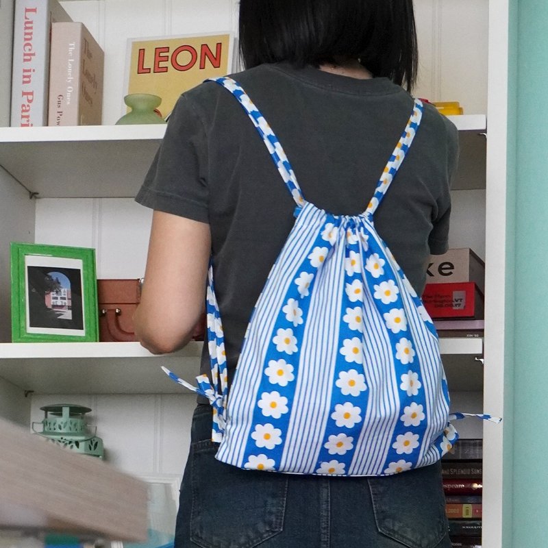 Daisy drawstring bag / backpack (blue) - กระเป๋าหูรูด - ผ้าฝ้าย/ผ้าลินิน สีน้ำเงิน