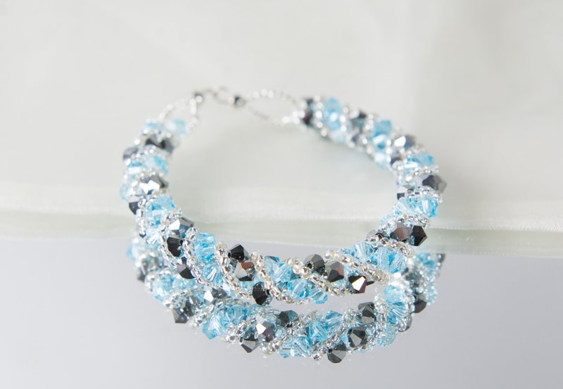 Blue twisty swarovski bracelet, 7.5 inches and 2 inches chain - สร้อยข้อมือ - คริสตัล สีน้ำเงิน