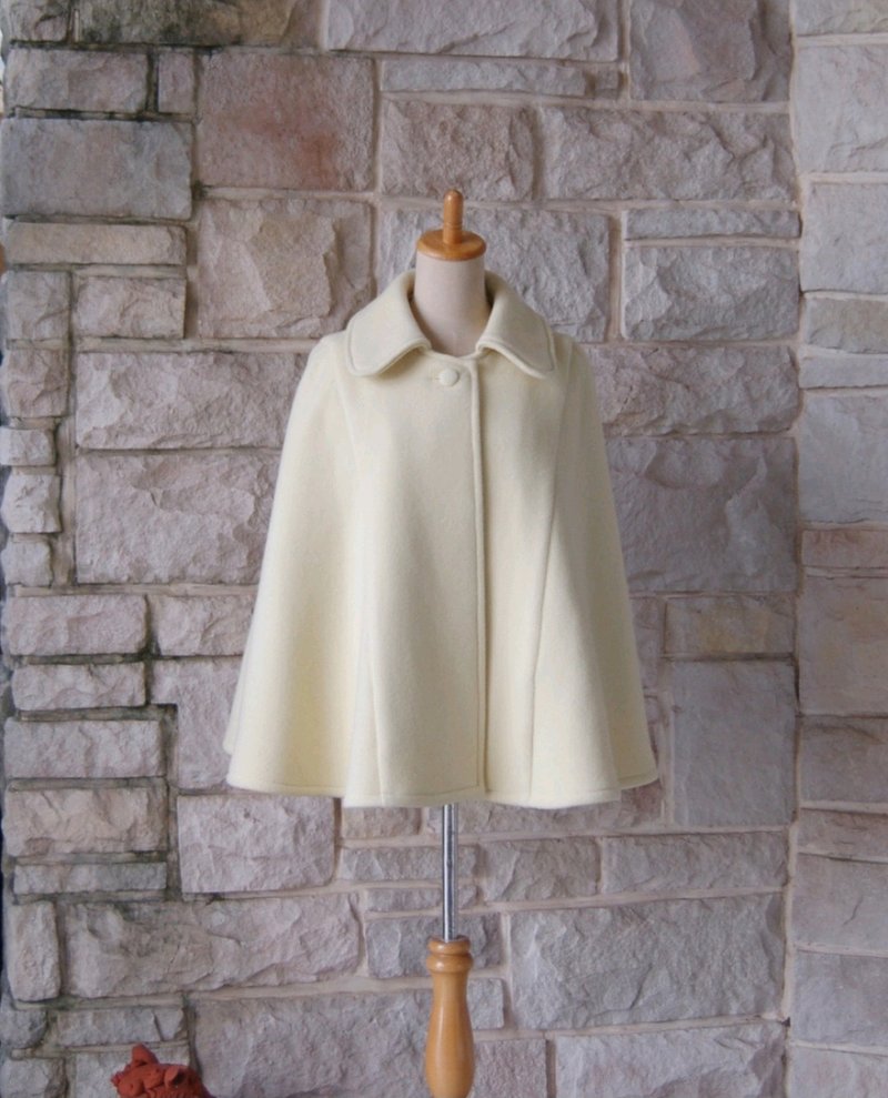 We have tailored a simple cape coat using pretty colors and fluffy fabric. - Women's Blazers & Trench Coats - Wool Yellow