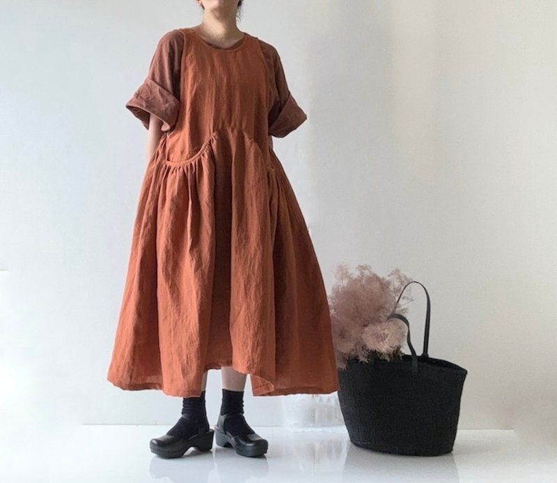 Terracotta brown ** Belgian linen // Gathered pocket 2-way apron dress - ชุดเดรส - ลินิน สีนำ้ตาล