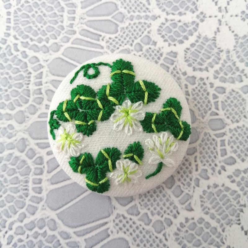 四葉のクローバーと白詰草の刺繍ブローチ - 胸針 - 棉．麻 綠色