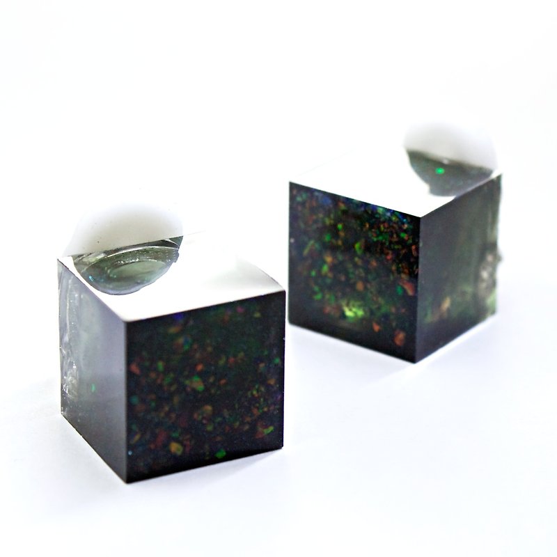 Cube earrings (Forest of the night) - ต่างหู - เรซิน สีเขียว