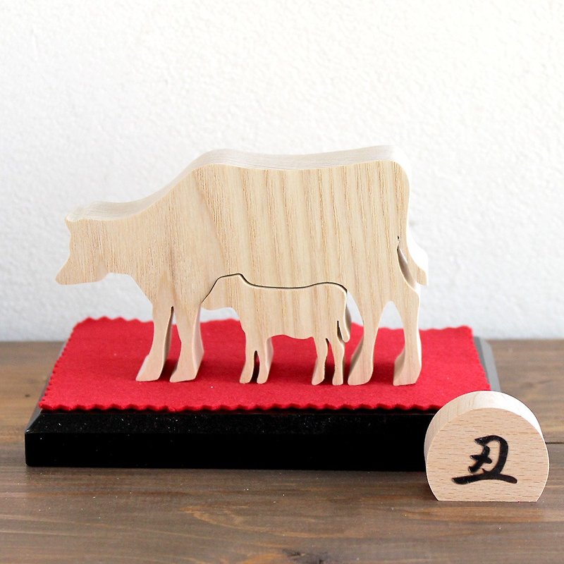 Cow wooden puzzle cow zodiac figurine Hide-and-seek 2021 New Year decoration - ของวางตกแต่ง - ไม้ 
