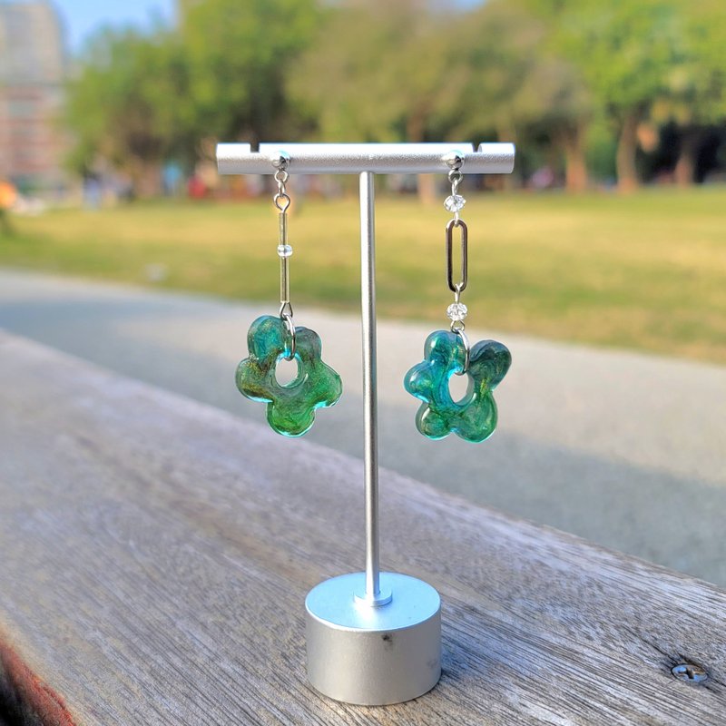 String flower handmade earrings hand-dyed No.6 in vain - Earrings & Clip-ons - Stainless Steel Green