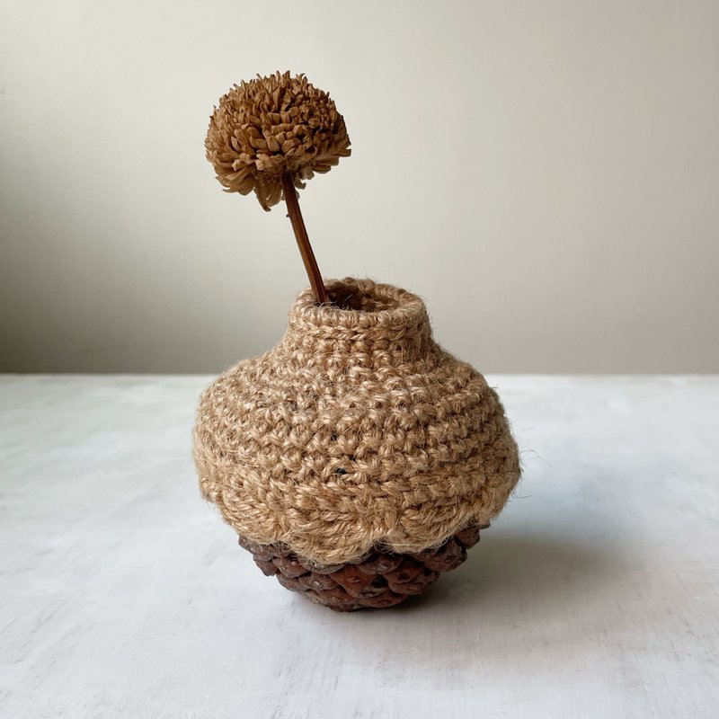 Large-mouth petal and fruit woven flower pot/dried flowers/pine cones/with handmade packaging - เซรามิก - พืช/ดอกไม้ สีกากี