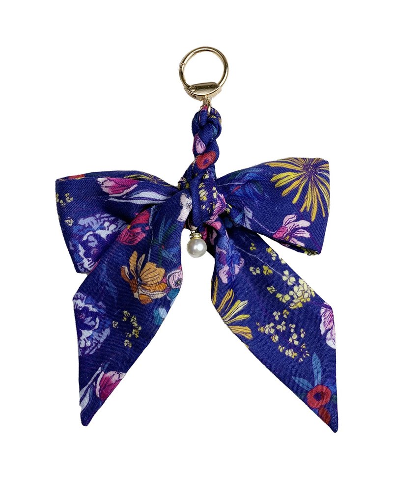 【波麗印花】絲巾綁帶蝴蝶結 鎖扣小吊飾 日本千葉 琉璃紺 - 吊飾/掛飾 - 其他人造纖維 藍色