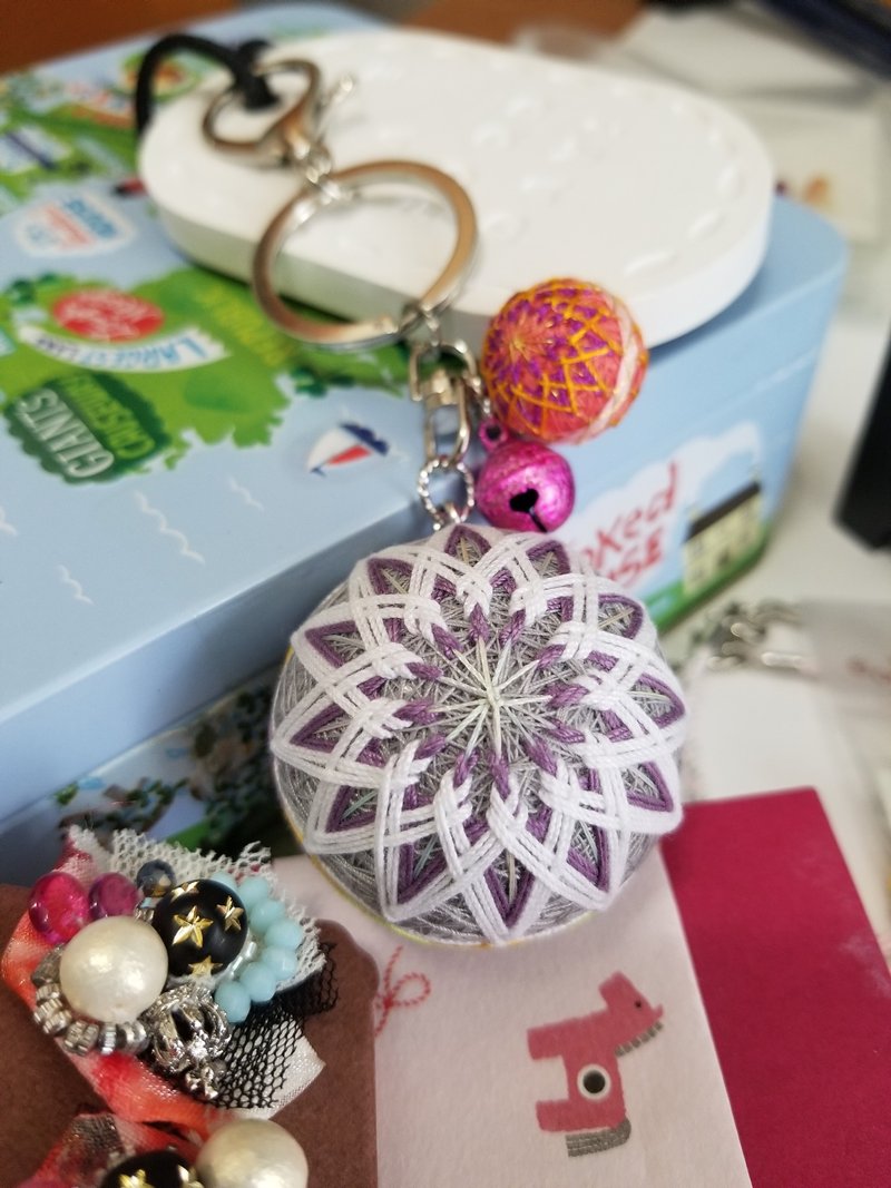 Color line day and size two ball keychain pendant - gray and white chrysanthemum (full hand) - Keychains - Thread Gray