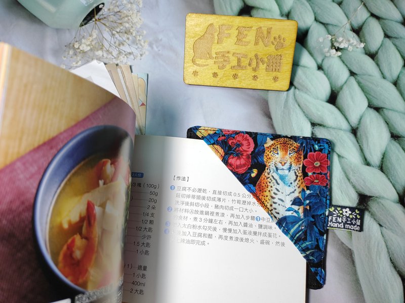 Thin triangular cloth bookmark series-blue background leopard cloth bookmark-bookmark-handmade cloth bookmark-corner cloth bookmark - ที่คั่นหนังสือ - ผ้าฝ้าย/ผ้าลินิน 