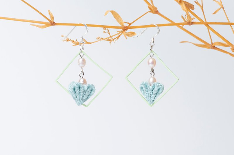[蕾つぼみ] つまみ 工 / freshwater pearls and wind cloth flower heart-shaped flower bud earrings (light green) - Earrings & Clip-ons - Pearl Green