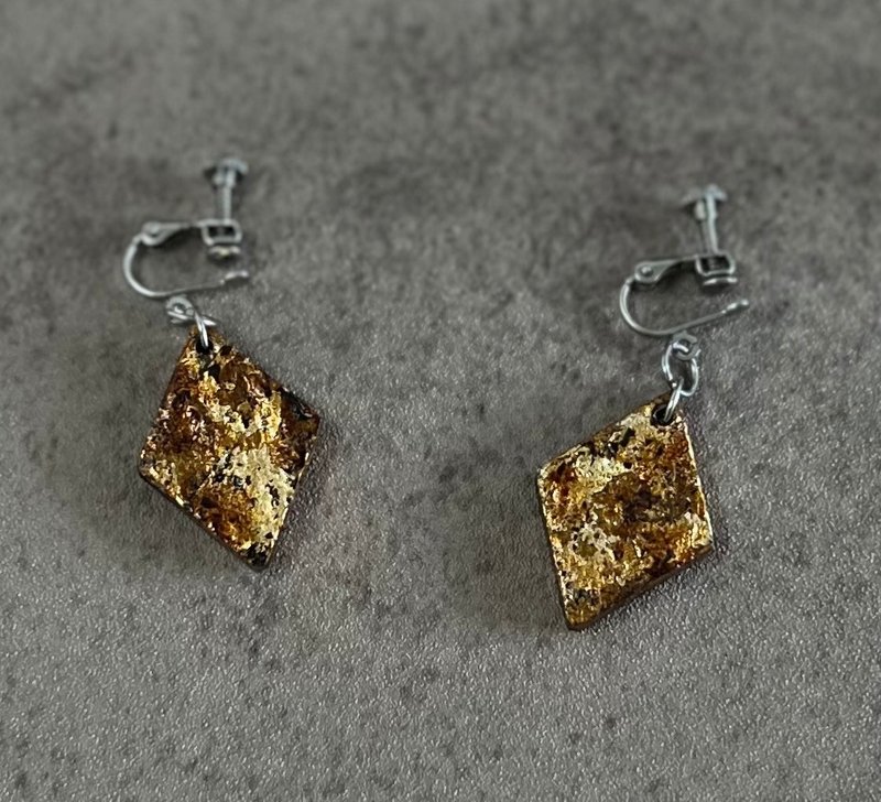 耳環/菱形/琥金浮鑠/jesmonite/飾品/銀箔/醫療不鏽鋼耳夾 - 耳環/耳夾/耳骨夾 - 環保材質 白色