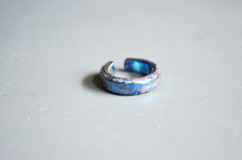 Titanium ear cuff・チタンイヤーカフ・ロックイヤー・青に金B - 耳環/耳夾/耳骨夾 - 其他金屬 藍色