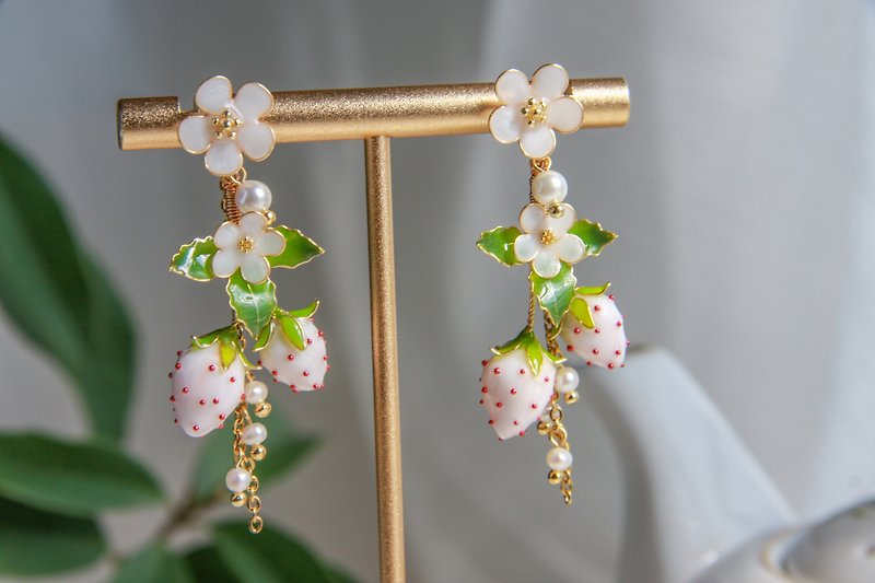 [White Strawberry Combination Earrings] Handmade Original Earrings Bronze Resin Elegant Earrings/Ear Clip Jewelry - Earrings & Clip-ons - Resin White