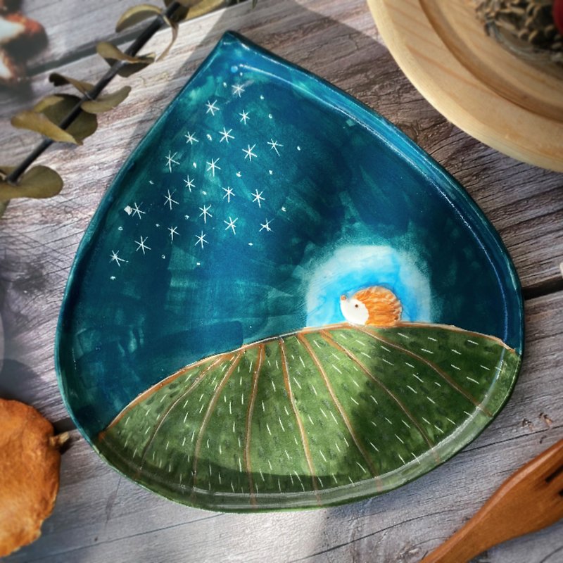 [Graduation Gift] Hedgehog looking up at the stars (large plate) | Ceramics card writing - จานและถาด - เครื่องลายคราม สีน้ำเงิน