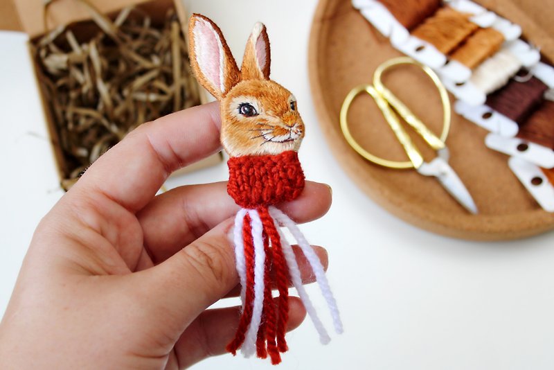 Bunny embroidered brooch, hand embroidery, animal brooch, embroidery pin - 胸針/心口針 - 繡線 橘色