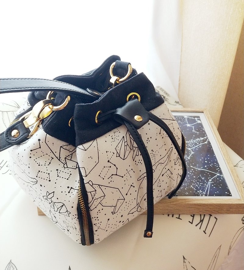 Exclusive super cute bun bucket bag starry sky canvas mini handbag - กระเป๋าแมสเซนเจอร์ - ผ้าฝ้าย/ผ้าลินิน สีดำ