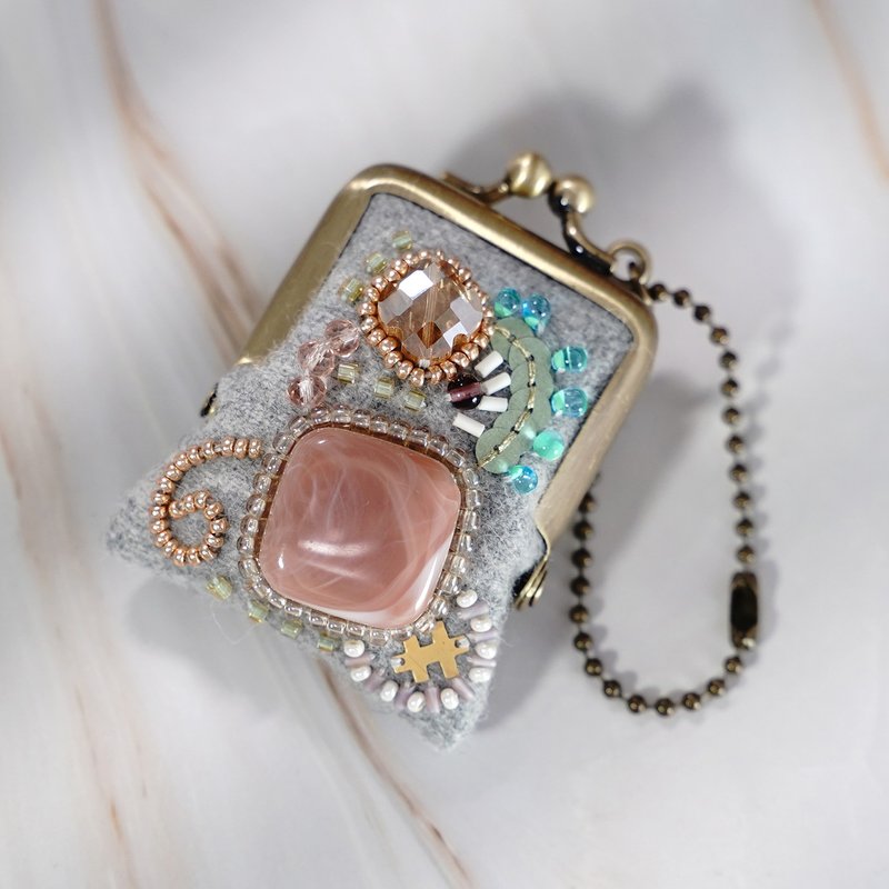 小さなビーズ刺繍のがま口 No.82, グレー×ウール, ネックレス・バッグチャームにも, アクセサリーケース, 一点物 - 吊飾/掛飾 - 羊毛 灰色