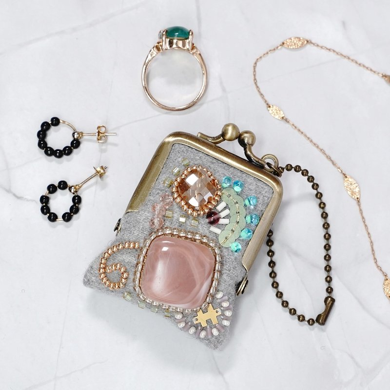 小さなビーズ刺繍のがま口 No.82, グレー×ウール, ネックレス・バッグチャームにも, アクセサリーケース, 一点物 - チャーム - ウール グレー