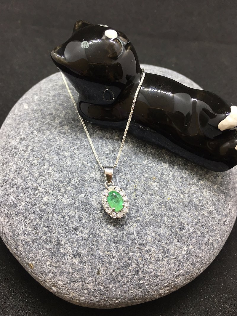 Emerald Pendant with zircon Made in India - สร้อยคอ - เครื่องเพชรพลอย สีเขียว