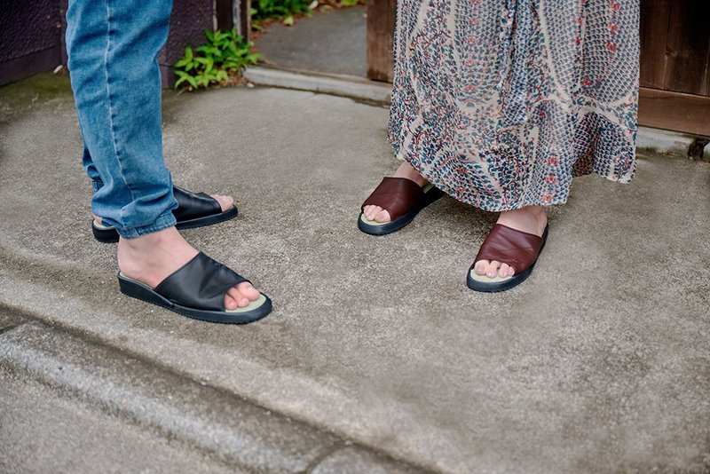 Tatami Sandal Slippers, Black. Wrapped in Kyushu-produced rush grass and Himeji leather. Relaxing slippers that can be worn barefoot. For indoor and outdoor use. Made in Japan. - Slippers - Genuine Leather Black