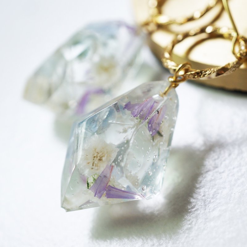 あじさい色天然石とかすみ草の鉱石ピアスorイヤリング - 耳環/耳夾 - 植物．花 藍色