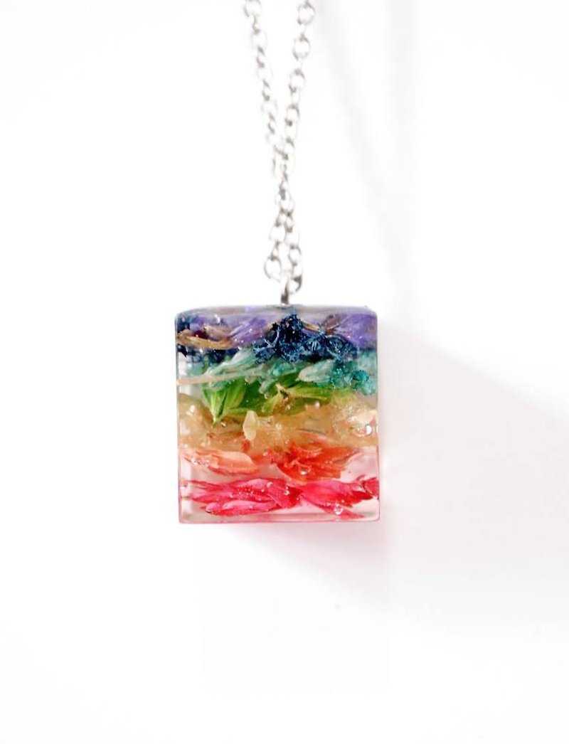 Colour Freak Studio Rainbow Dried Flower Necklace / Cube pendant / Flower In Ice Series - Necklaces - Plants & Flowers Multicolor