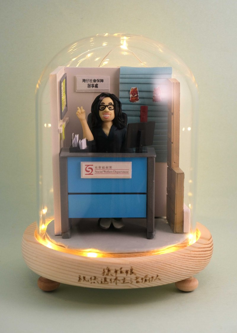 A small gift to commemorate retirement, with LED lighting effects inside, and customizable names. Customized character designs with photos are provided. - ของวางตกแต่ง - ดินเหนียว 