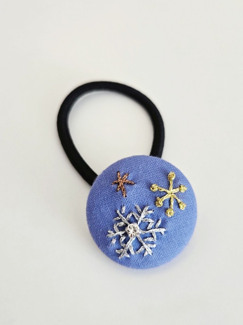 A gift from the North - Snowflake embroidered hair tie - Hair Accessories - Thread 