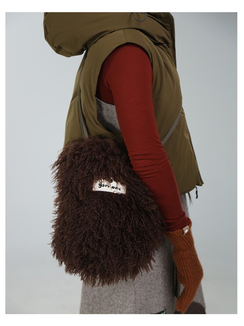 Hobo style furry shoulder bag crossbody bag - กระเป๋าแมสเซนเจอร์ - เส้นใยสังเคราะห์ 