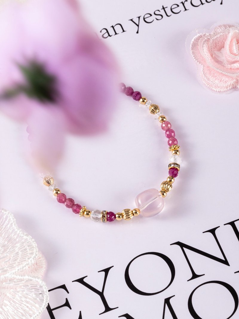 Showa and Sakura. Irregular pink quartz, ruby, sparkling diamond, 14K gold-filled crystal ore bracelet - สร้อยข้อมือ - คริสตัล สึชมพู