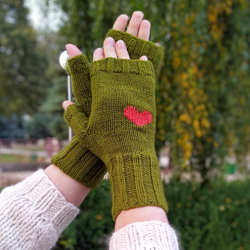 Fingerless gloves green knit hand warmers Mittens for women wool with red heart - ถุงมือ - ขนแกะ สีเขียว