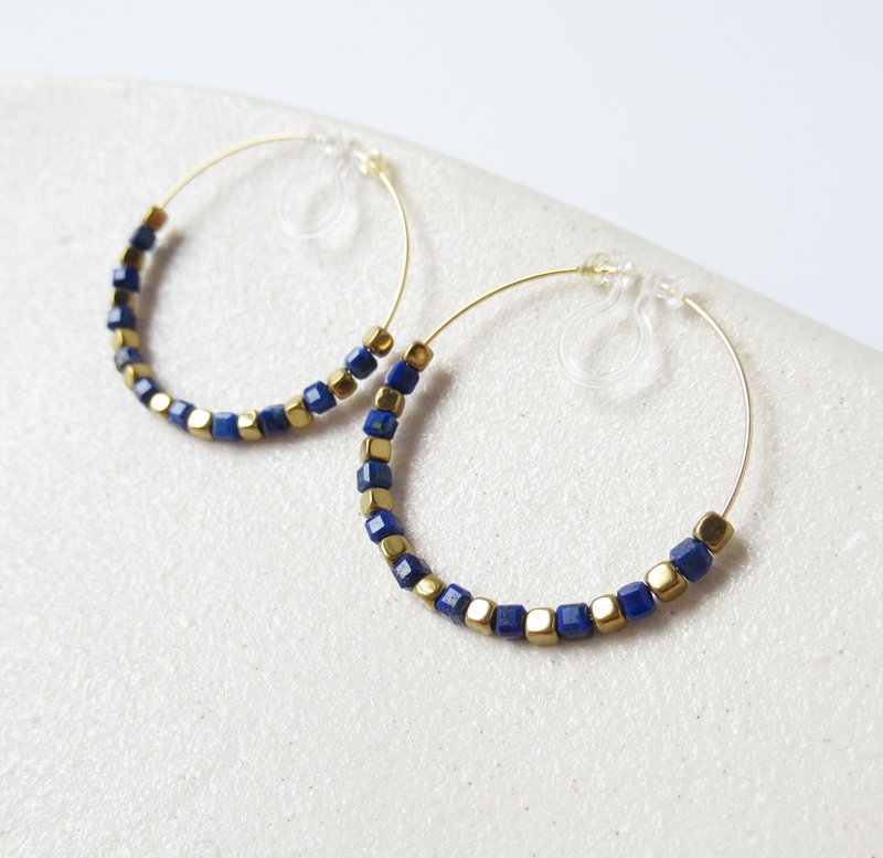 Cube-shaped lapis lazuli  and hematite, hoop earrings 夾式耳環 - ต่างหู - หิน สีน้ำเงิน