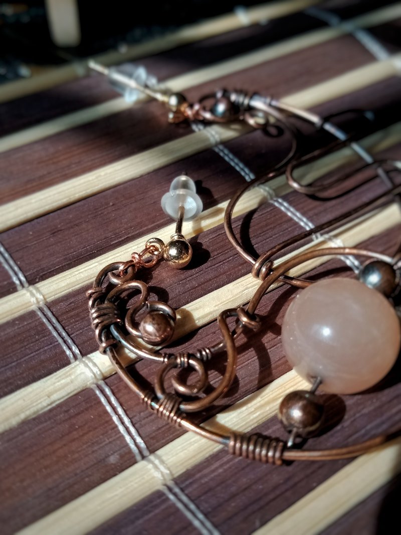 佚名山河。耳環。云雲。橘/橙月光石。金屬編織 - 耳環/耳夾/耳骨夾 - 寶石 橘色