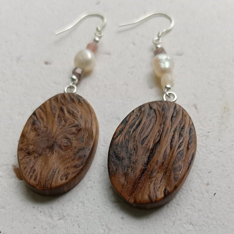 Beautiful textured wooden pearl earrings - ต่างหู - ไม้ สีนำ้ตาล