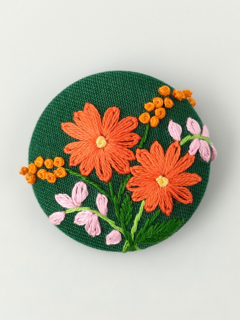 Gerbera and sweet pea bouquet embroidered brooch - เข็มกลัด - ผ้าฝ้าย/ผ้าลินิน สีส้ม