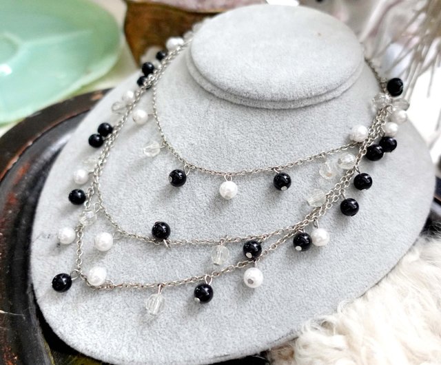 Choker with pearl in deals the middle