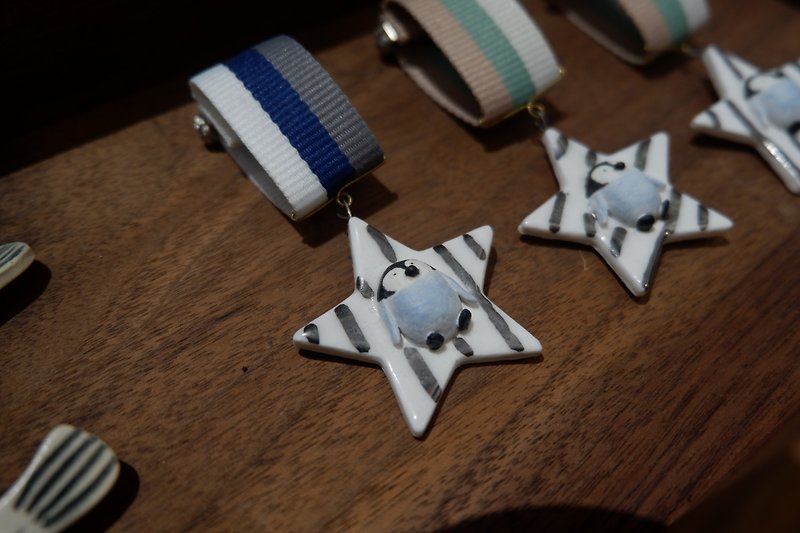 Little Penguin Medal Pin - เข็มกลัด/พิน - เครื่องลายคราม ขาว