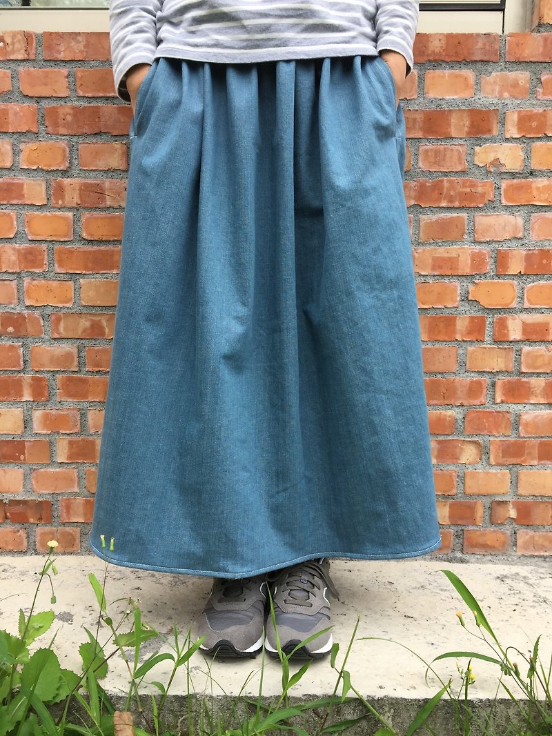 Limited edition hand-rinse tannic cotton pocket long Yuanqun - Skirts - Cotton & Hemp Blue