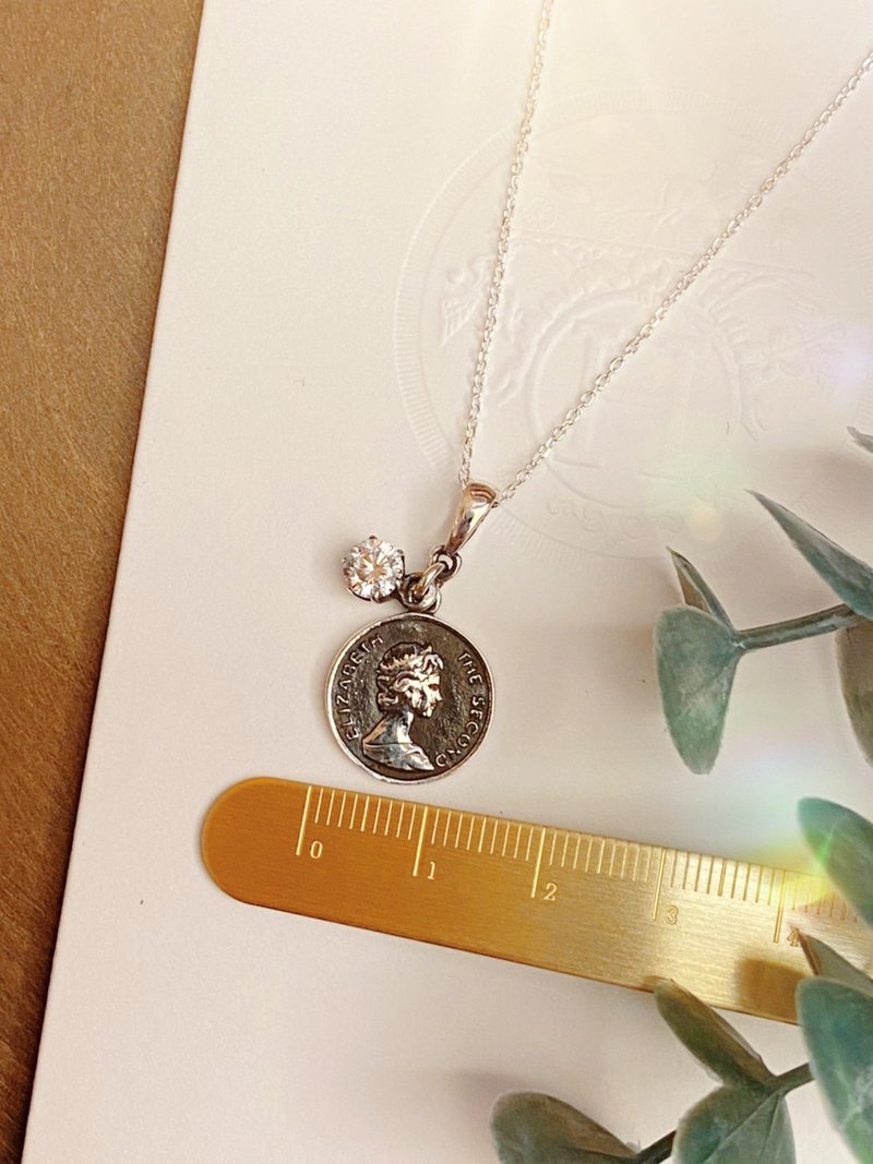 925 Sterling Silver Vintage Queen Head Coin Necklace - Cubic Zirconia Version - British Queen - สร้อยคอ - เงินแท้ สีเงิน