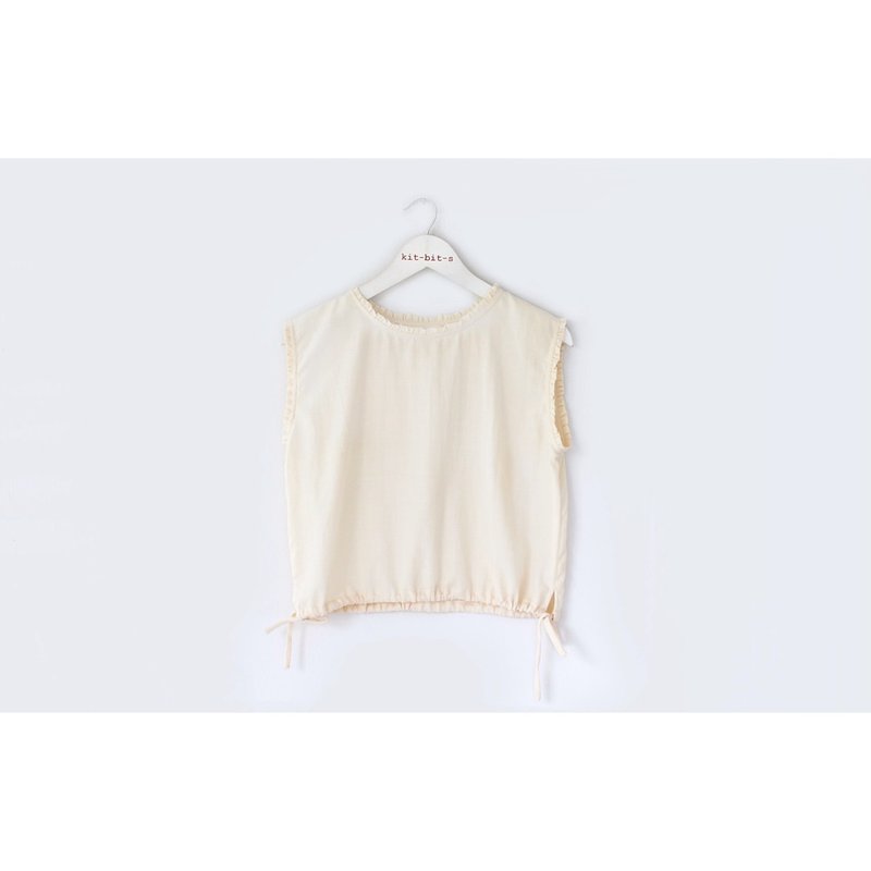 Cream white cap sleeve blouse with ruffled trim. Hem features a drawstring tie. - 女上衣/長袖上衣 - 棉．麻 