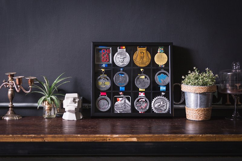 Twelve grid collection medal storage box with super texture - กล่องเก็บของ - ไม้ 