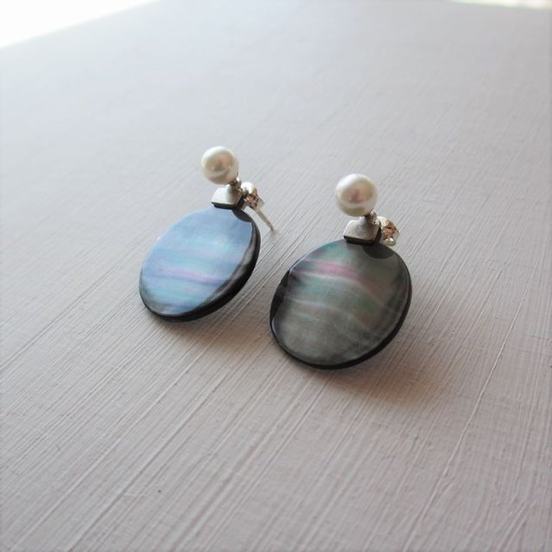 2 way post earrings of black butterfly shell (MOP) and pearl - Earrings & Clip-ons - Gemstone Black