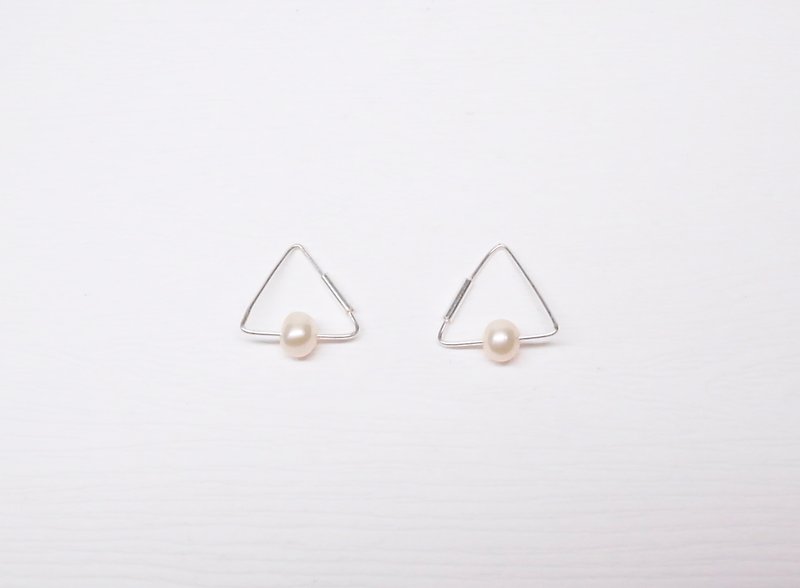 Ermao Silver[Triangle shape pearl sterling silver earrings] a pair - Earrings & Clip-ons - Other Metals Silver