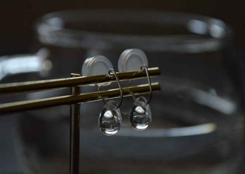 痛くないイヤリング/    水滴が揺れる小さなフープイヤリング　チェコガラス - 耳環/耳夾 - 玻璃 透明