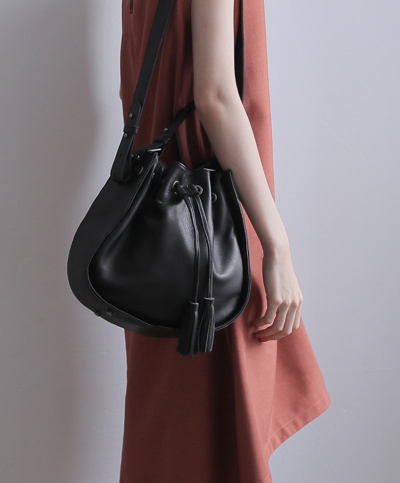 Drawstring tassel leather hand-held shoulder 2-way bag side backpack black - กระเป๋าแมสเซนเจอร์ - หนังแท้ สีดำ