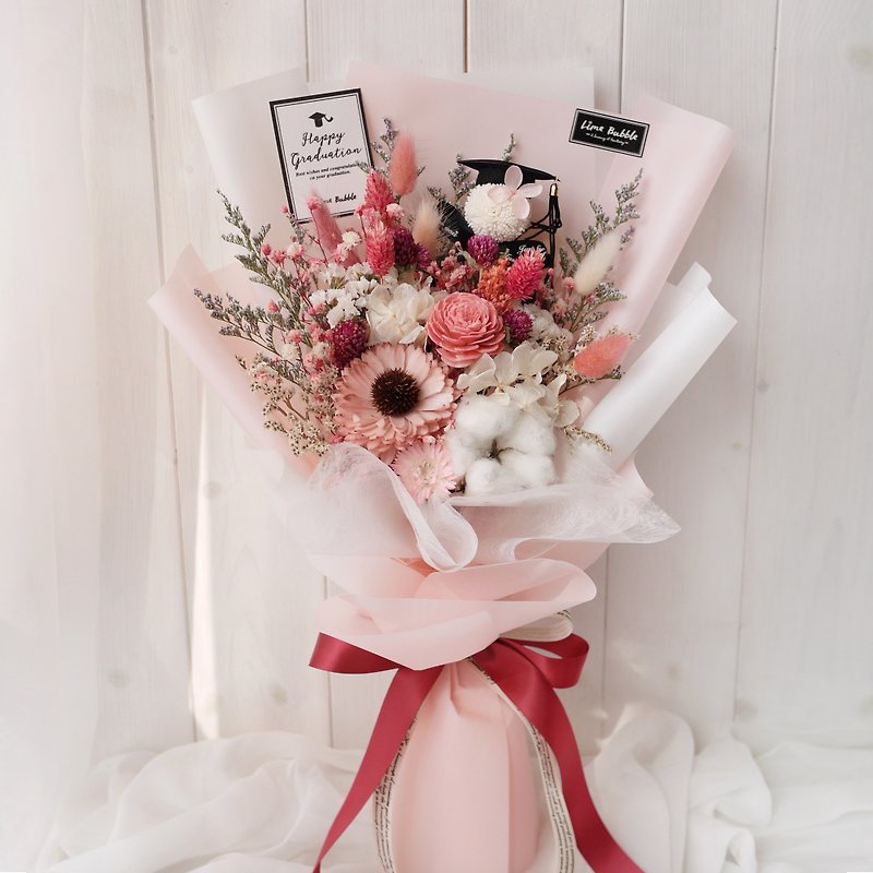 Happy Graduation Graduation Bouquet - Peach Pink/Bachelor Hat/Bowknot - ช่อดอกไม้แห้ง - พืช/ดอกไม้ สึชมพู