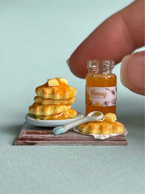 DOLLFOODS Miniature set of waffles with honey, for a dollhouse and games with dolls, size