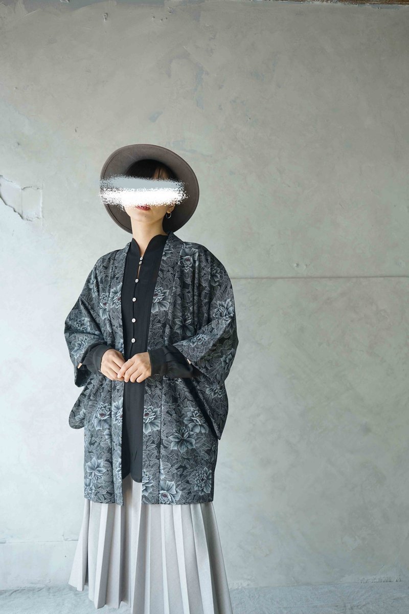 尋寶古著-深灰藍寫意畫風格花卉質感日本羽織和服罩衫 - 女大衣/外套 - 絲．絹 藍色