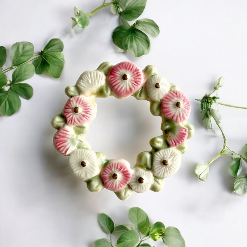 Ceramic brooch Daisy Dance - เข็มกลัด - ดินเผา สึชมพู