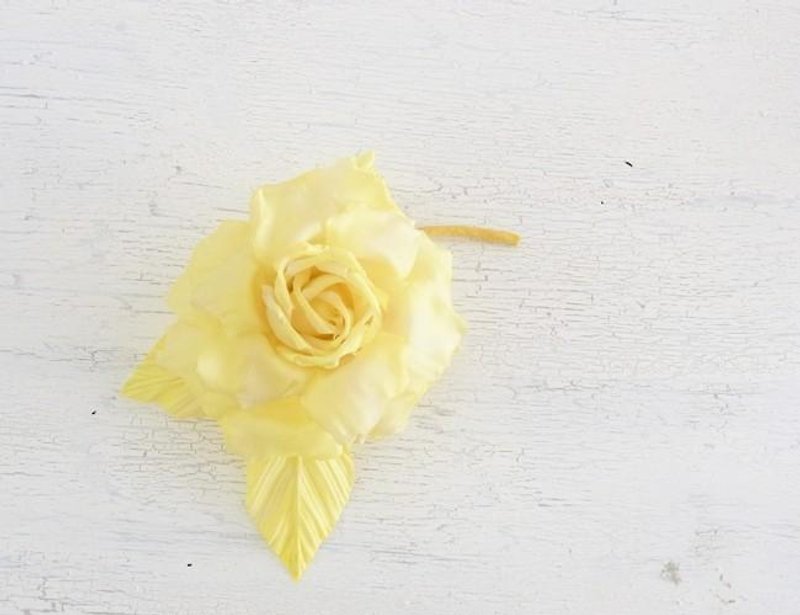 Corsage M · Rose (yellow) - Brooches - Silk Yellow